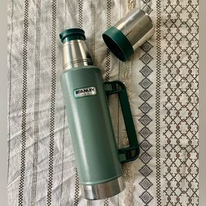 NWOT Stanley Classic Legendary Bottle with Handle XL - 2 QT